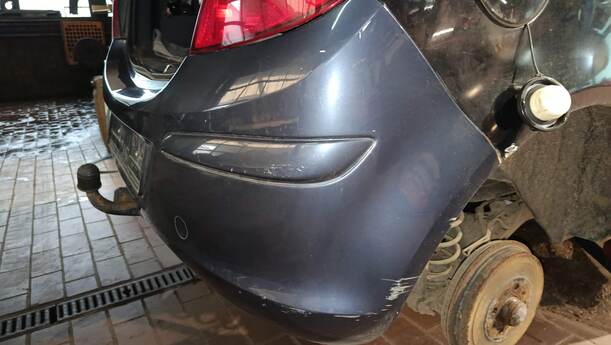 Foto: STOSSFÄNGER / STOßSTANGE HINTEN eines Opel Corsa 1.2 16V