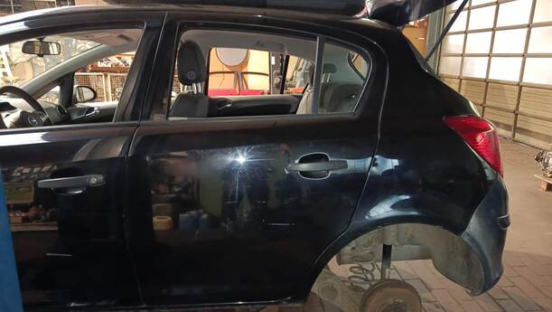 Foto: TÜR HINTEN LINKS eines Opel Corsa 1.2 16V