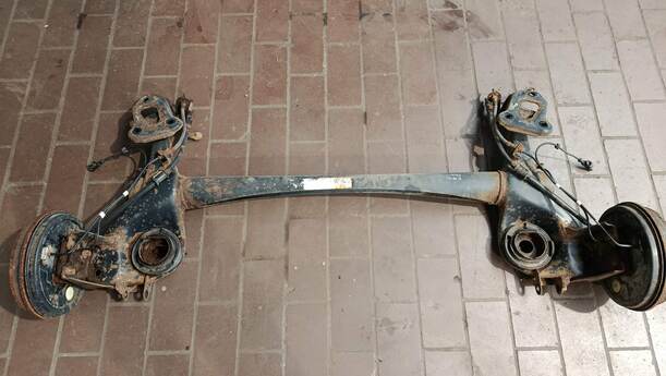 Foto: HINTERACHSE / HINTERACHSTRÄGER eines Opel Corsa 1.2 16V