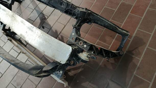 Foto: FRONTBLECH / SCHLOSSTRÄGER eines Opel Corsa 1.2 16V