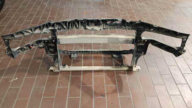 Foto: FRONTBLECH / SCHLOSSTRÄGER eines Opel Corsa 1.2 16V