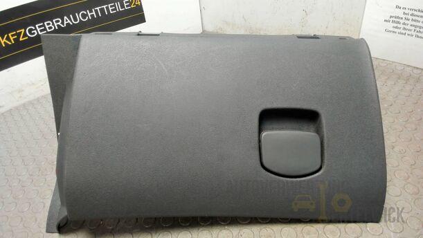 Foto: HANDSCHUHFACH eines Opel Corsa 1.2 16V