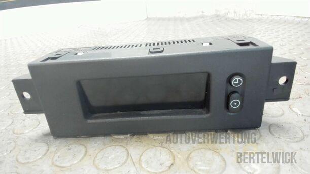 Foto: DISPLAY / ANZEIGE / UHR eines Opel Corsa 1.2 16V
