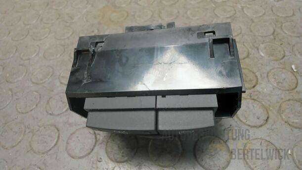Foto: WARNBLINKSCHALTER eines Opel Corsa 1.2 16V