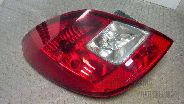 Foto: HECKLEUCHTE / RÜCKLICHT LINKS ( 4/5 TÜRER ) eines Opel Corsa 1.2 16V