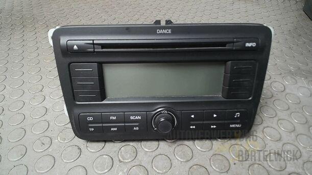 Foto: RADIO DANCE ( MIT RADIOCODE ) eines Skoda Fabia 1.2 HTP Combi