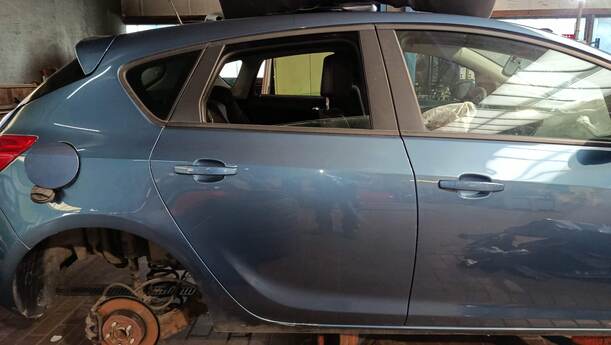 Foto: TÜR HINTEN RECHTS ( LIMOUSINE ) eines Opel Astra 1.4 Turbo ecoFLEX Start/Stop