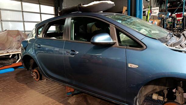 Foto: TÜR VORN RECHTS eines Opel Astra 1.4 Turbo ecoFLEX Start/Stop