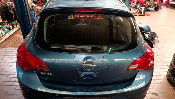 Foto: HECKKLAPPE/ HECKDECKEL ( LIMOUSINE ) eines Opel Astra 1.4 Turbo ecoFLEX Start/Stop