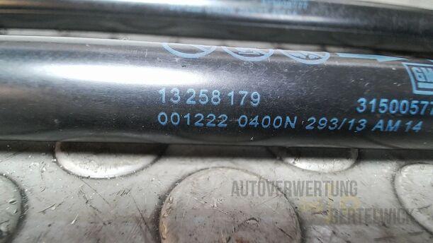 Foto: HECKKLAPPENDÄMPFERPAAR ( LIMOUSINE ) eines Opel Astra 1.4 Turbo ecoFLEX Start/Stop
