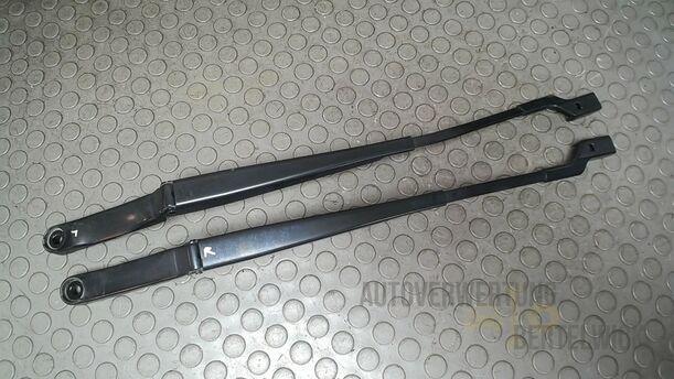 Foto: SCHEIBENWISCHERARME VORN eines Opel Astra 1.4 Turbo ecoFLEX Start/Stop