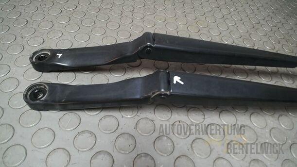 Foto: SCHEIBENWISCHERARME VORN eines Opel Astra 1.4 Turbo ecoFLEX Start/Stop