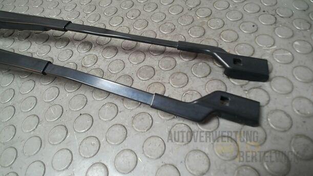 Foto: SCHEIBENWISCHERARME VORN eines Opel Astra 1.4 Turbo ecoFLEX Start/Stop