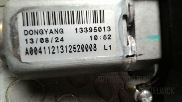 Foto: SCHEIBENWISCHERMOTOR HINTEN ( LIMOUSINE ) eines Opel Astra 1.4 Turbo ecoFLEX Start/Stop