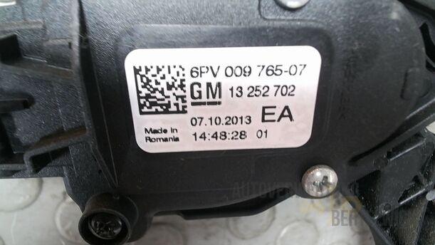 Foto: GASPEDAL eines Opel Astra 1.4 Turbo ecoFLEX Start/Stop