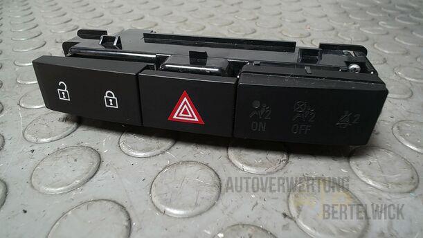 Foto: SCHALTER WARNBLINKANLAGE/ WARNBLINKSCHALTER eines Opel Astra 1.4 Turbo ecoFLEX Start/Stop