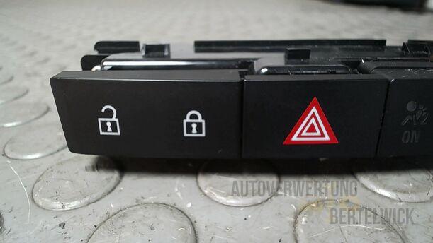 Foto: SCHALTER WARNBLINKANLAGE/ WARNBLINKSCHALTER eines Opel Astra 1.4 Turbo ecoFLEX Start/Stop