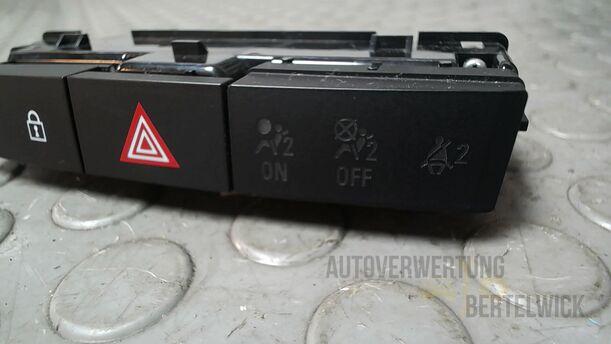Foto: SCHALTER WARNBLINKANLAGE/ WARNBLINKSCHALTER eines Opel Astra 1.4 Turbo ecoFLEX Start/Stop