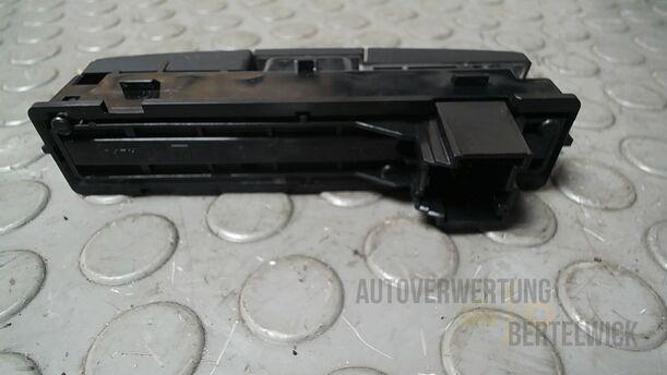 Foto: SCHALTER WARNBLINKANLAGE/ WARNBLINKSCHALTER eines Opel Astra 1.4 Turbo ecoFLEX Start/Stop