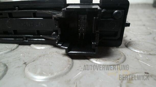 Foto: SCHALTER WARNBLINKANLAGE/ WARNBLINKSCHALTER eines Opel Astra 1.4 Turbo ecoFLEX Start/Stop