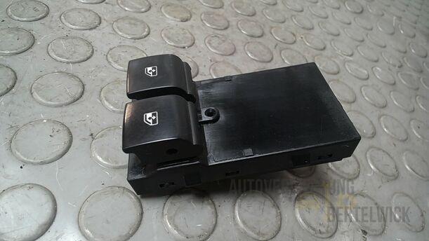 Foto: FENSTERHEBERSCHALTER eines Opel Astra 1.4 Turbo ecoFLEX Start/Stop