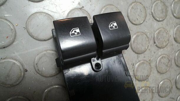 Foto: FENSTERHEBERSCHALTER eines Opel Astra 1.4 Turbo ecoFLEX Start/Stop
