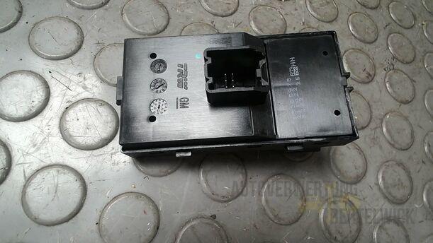 Foto: FENSTERHEBERSCHALTER eines Opel Astra 1.4 Turbo ecoFLEX Start/Stop