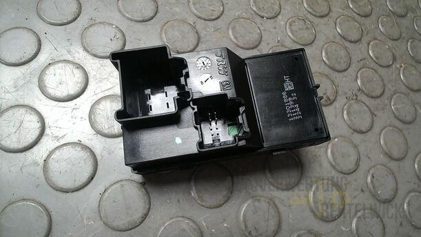 Foto: FENSTERHEBERSCHALTER eines Opel Astra 1.4 Turbo ecoFLEX Start/Stop