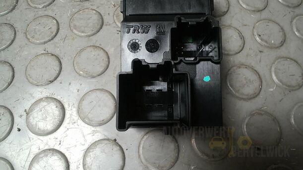 Foto: FENSTERHEBERSCHALTER eines Opel Astra 1.4 Turbo ecoFLEX Start/Stop