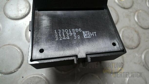 Foto: FENSTERHEBERSCHALTER eines Opel Astra 1.4 Turbo ecoFLEX Start/Stop