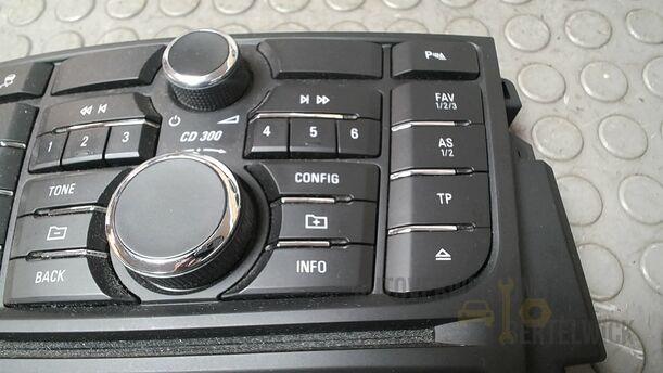 Foto: RADIOBEDIENUNG/ SCHALTEREINHEIT eines Opel Astra 1.4 Turbo ecoFLEX Start/Stop