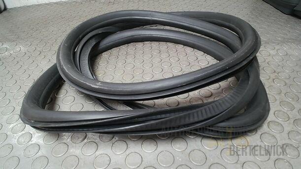 Foto: TÜRDICHTUNG VORN LINKS eines Opel Astra 1.4 Turbo ecoFLEX Start/Stop