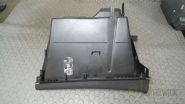 Foto: HANDSCHUHFACH eines Opel Astra 1.4 Turbo ecoFLEX Start/Stop