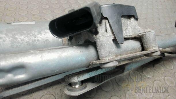Foto: SCHEIBENWISCHERMOTOR VORNE eines Opel Corsa 1.2 16V