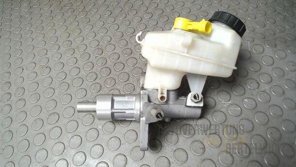 Foto: HAUPTBREMSZYLINDER eines Opel Astra 1.4 Turbo ecoFLEX Start/Stop