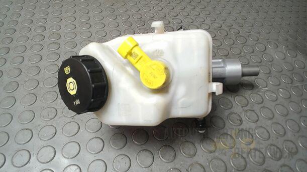 Foto: HAUPTBREMSZYLINDER eines Opel Astra 1.4 Turbo ecoFLEX Start/Stop