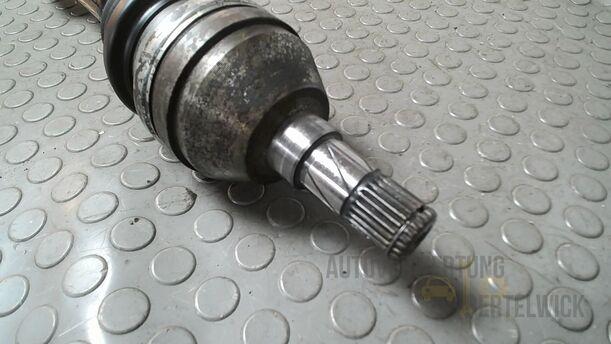 Foto: ANTRIEBSWELLE RECHTS ( SCHALTGETRIEBE ) eines Opel Astra 1.4 Turbo ecoFLEX Start/Stop