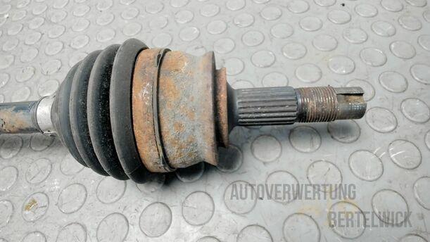 Foto: ANTRIEBSWELLE LINKS eines Opel Corsa 1.2 16V Fun