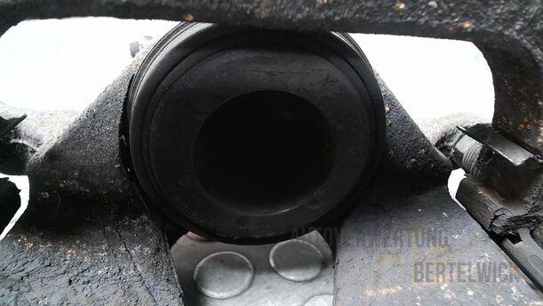 Foto: BREMSSATTEL VORN LINKS eines Opel Astra 1.4 Turbo ecoFLEX Start/Stop Fun