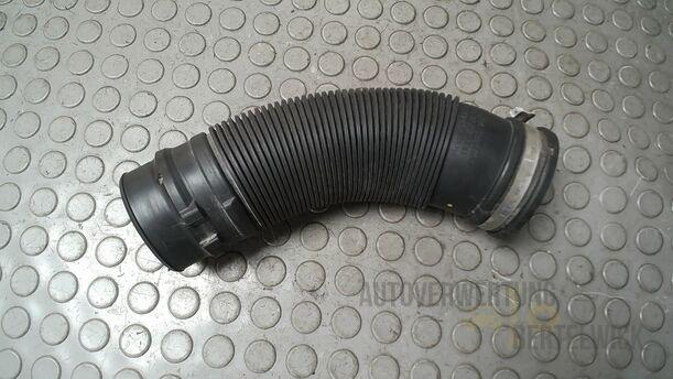 Foto: SCHLAUCH LUFTANSAUGUNG/ LUFTSCHLAUCH eines Opel Astra 1.4 Turbo ecoFLEX Start/Stop Fun