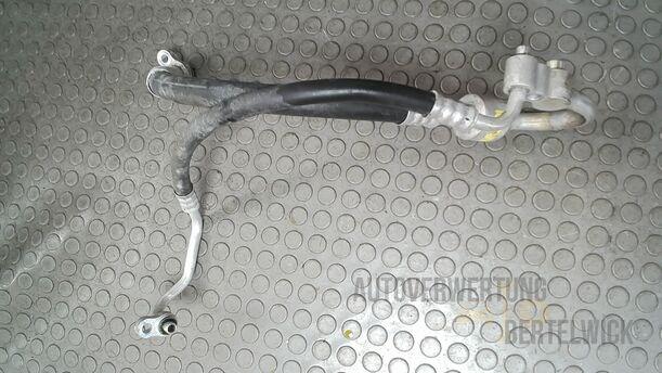 Foto: SCHLAUCH KOMPRESSOR/ KONDENSATOR eines Opel Astra 1.4 Turbo ecoFLEX Start/Stop Fun