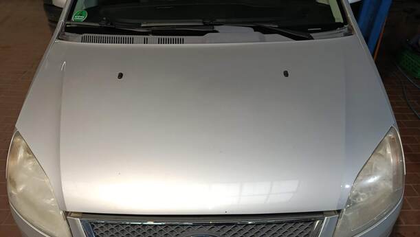 Foto: MOTORHAUBE eines Ford Focus C-MAX 1.6 Ti-VCT Fun