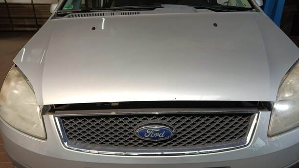Foto: MOTORHAUBE eines Ford Focus C-MAX 1.6 Ti-VCT Fun