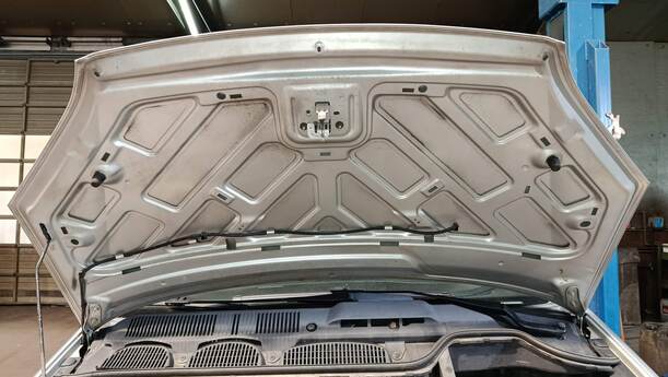 Foto: MOTORHAUBE eines Ford Focus C-MAX 1.6 Ti-VCT Fun