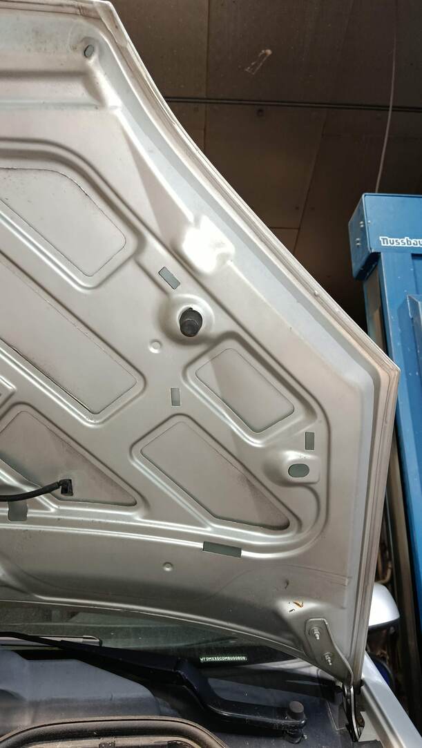 Foto: MOTORHAUBE eines Ford Focus C-MAX 1.6 Ti-VCT Fun