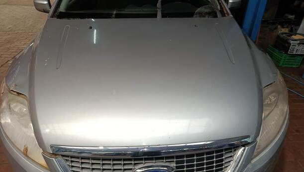 Foto: MOTORHAUBE ( VOR FACELIFT ) eines Ford Mondeo Turnier 2.0 TDCi Aut. Fun