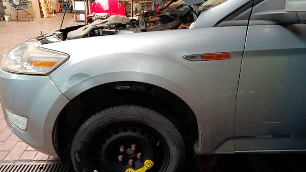 Foto: KOTFLÜGEL VORNE LINKS eines Ford Mondeo Turnier 2.0 TDCi Aut. Fun