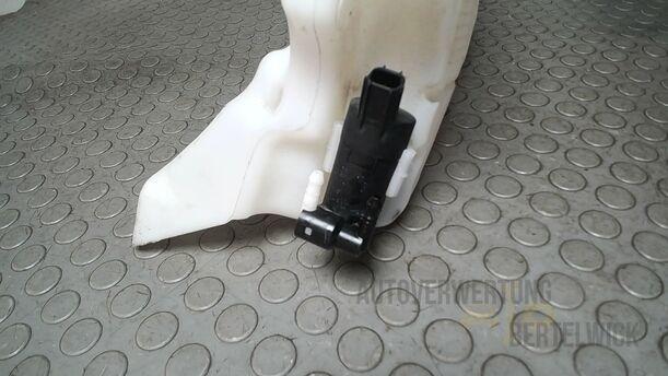 Foto: SCHEIBENWASCHBEHÄLTER eines Ford Focus C-MAX 1.6 Ti-VCT