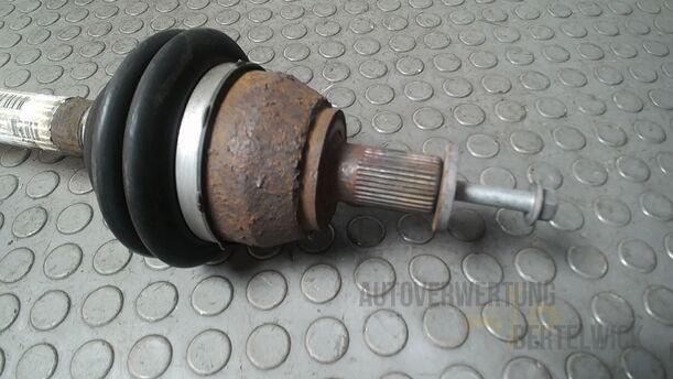 Foto: ANTRIEBSWELLE LINKS ( SCHALTGETRIEBE ) eines Ford Focus C-MAX 1.6 Ti-VCT