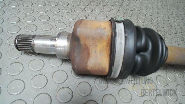 Foto: ANTRIEBSWELLE LINKS ( SCHALTGETRIEBE ) eines Ford Focus C-MAX 1.6 Ti-VCT